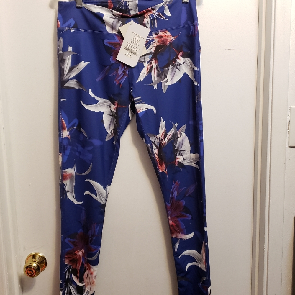 NWT Fabletics Powerform Dhyana Leggings - Large